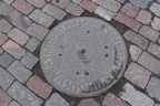 方位が描かれた円い石ーラエコヤ広場
