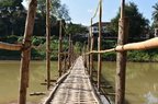 ナム・カーン川にかかる竹橋
